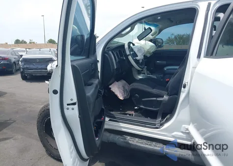 2010 Toyota Tundra Grade 5.7L V8 z USA, uszkodzony, nr VIN 5TFUY5F11AX118381